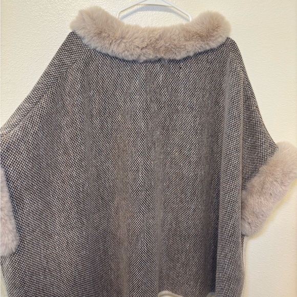 Vince Camuto Taupe and Cream Faux Fur Trim Cape - Picture 8 of 9